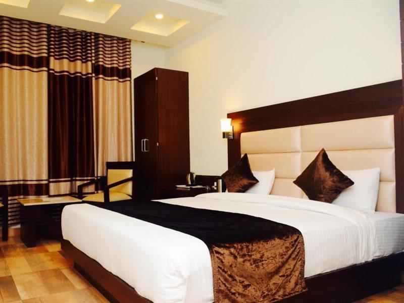 Hotel The Onix Dehradun Exterior foto