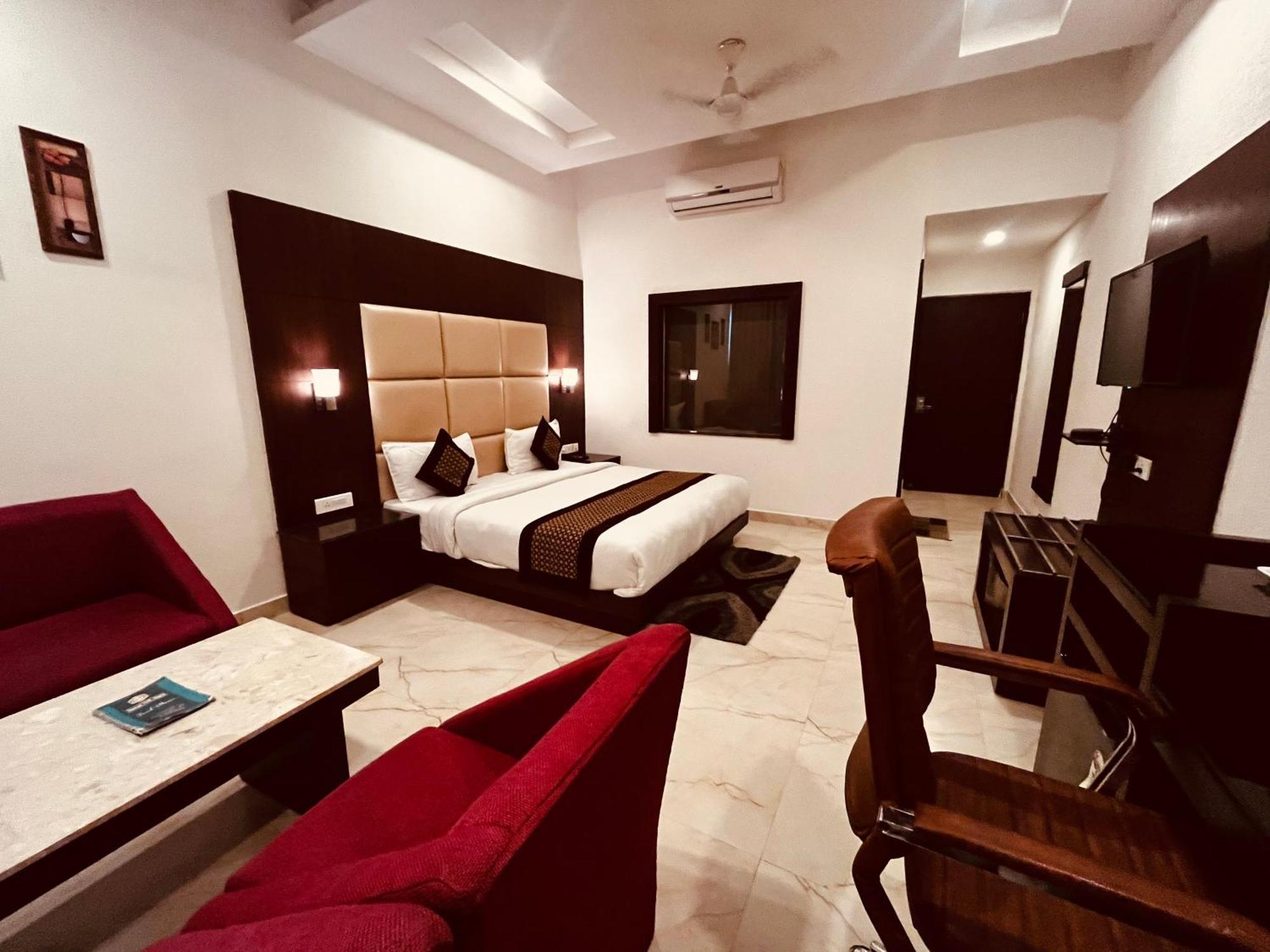 Hotel The Onix Dehradun Exterior foto